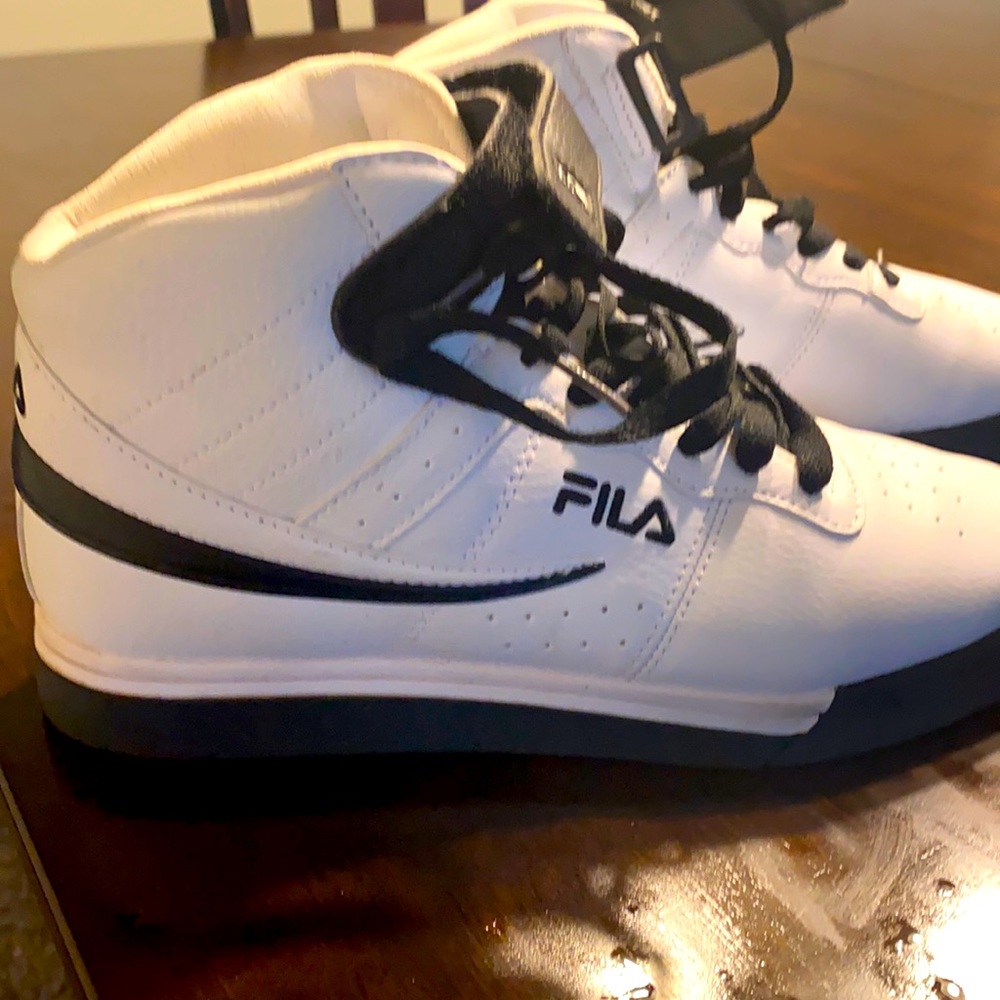 Tennis shoes